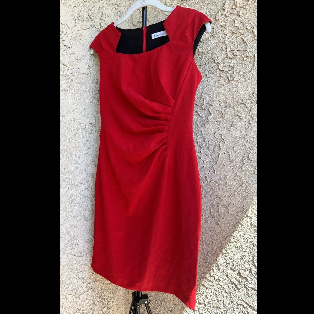 Calvin Klein Cap Sleeve Knee Length Cutout Neckline Ruched Sheath Dress in Red